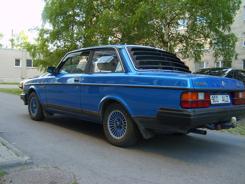 Illustration for article titled Ultra-Rare Or Ultra-Custom 1982 Volvo 243 3-Door Crossbreed